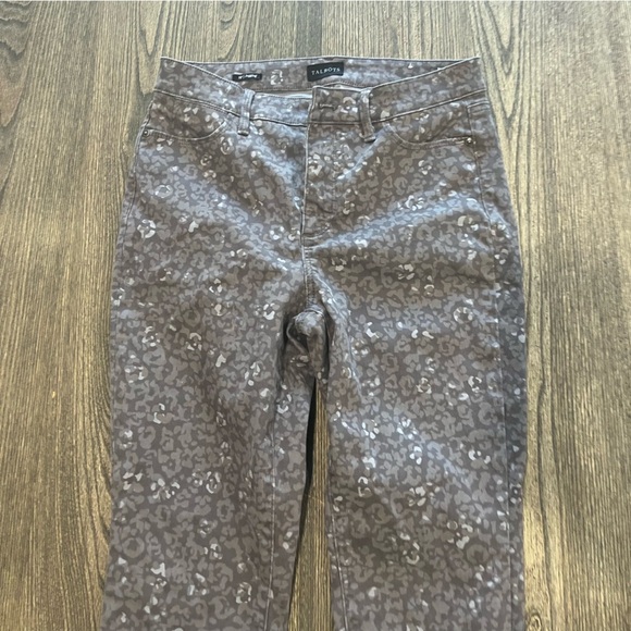 Talbots Jegging Jeans Pockets Casual Stretch Denim Leopard Print Gray Size 8P - Picture 4 of 12